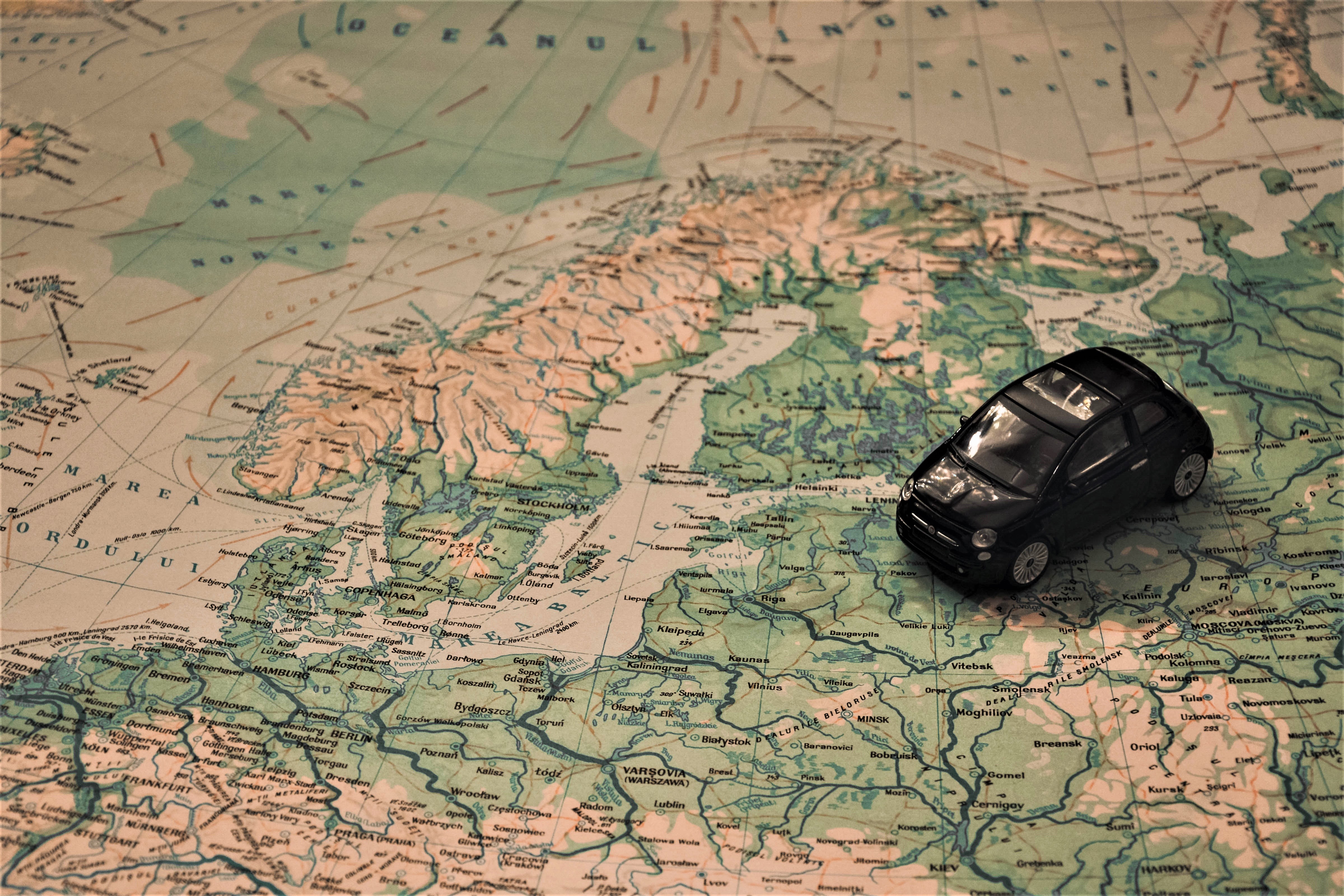 ACE Logistics transports Eiropā maija brīvdienās, fonā Eiropas karte un rotaļu auto